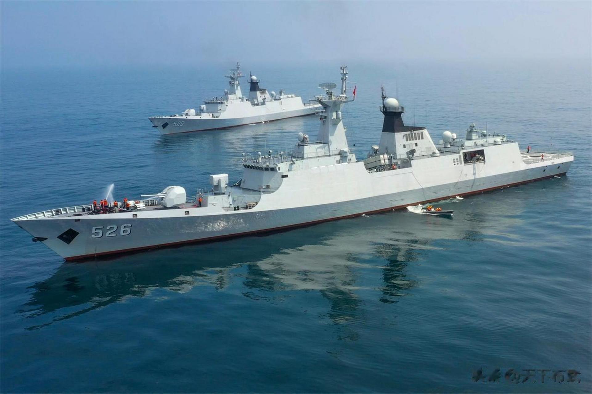 罕见同框,两艘改装后的054型护卫舰——525"马鞍山舰"和526"温州舰".