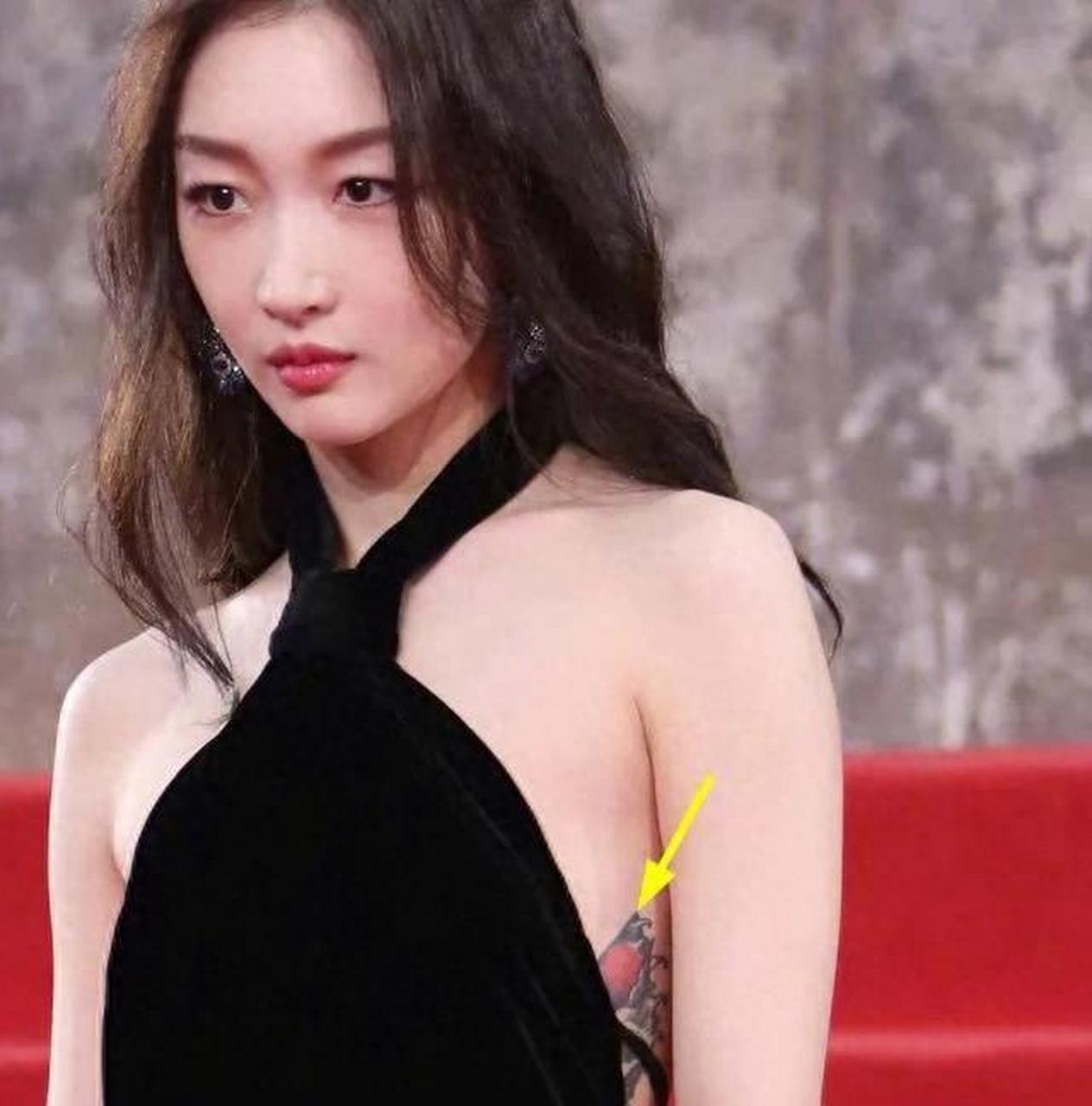 周冬雨肋骨纹身#  时尚符号