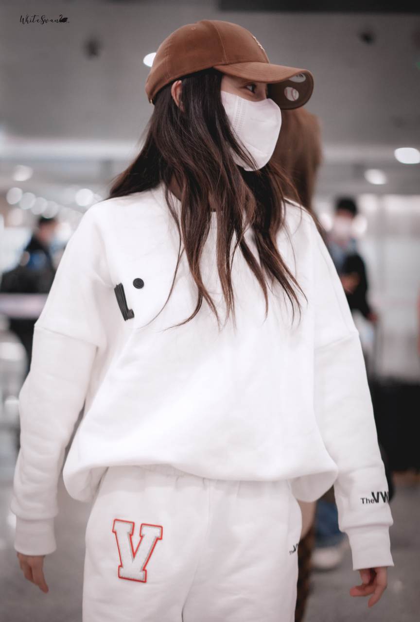angelababy杨颖最新机场私服造型,白色字母设计的圆领毛衣,搭配白色