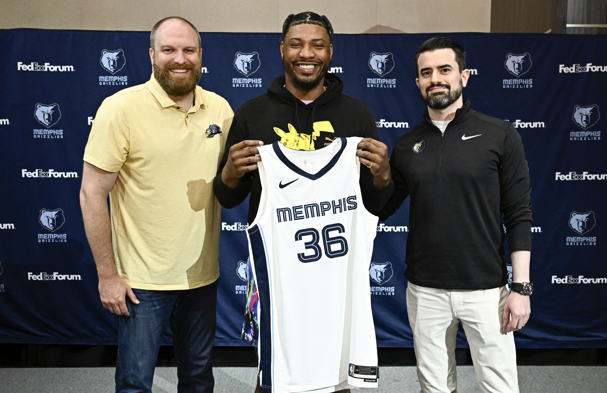 马库斯-斯玛特在灰熊穿上36号球衣.