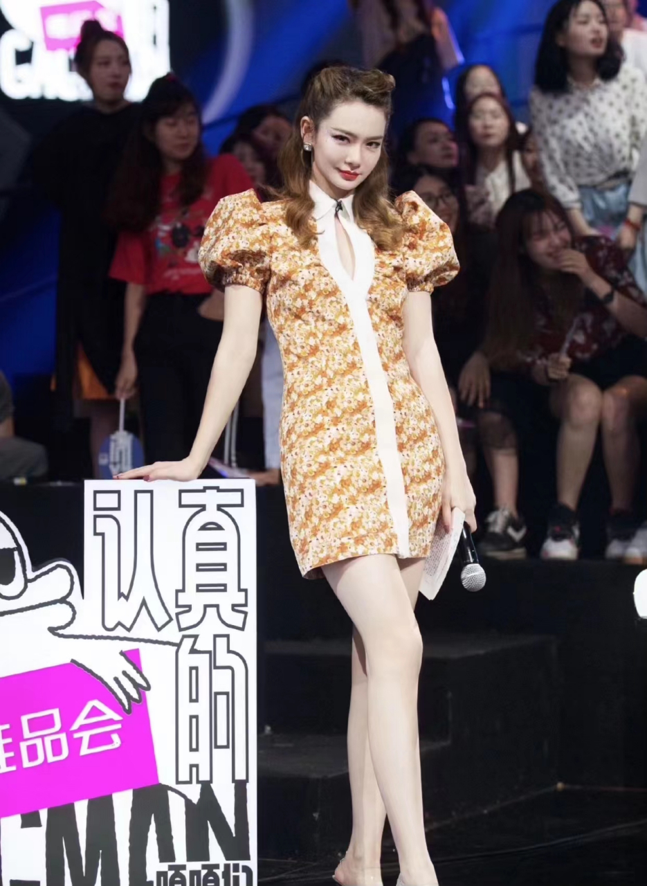 戚薇不经意间展示自己的美腿,美女的腿又细又长,娱乐圈长腿战士又多了