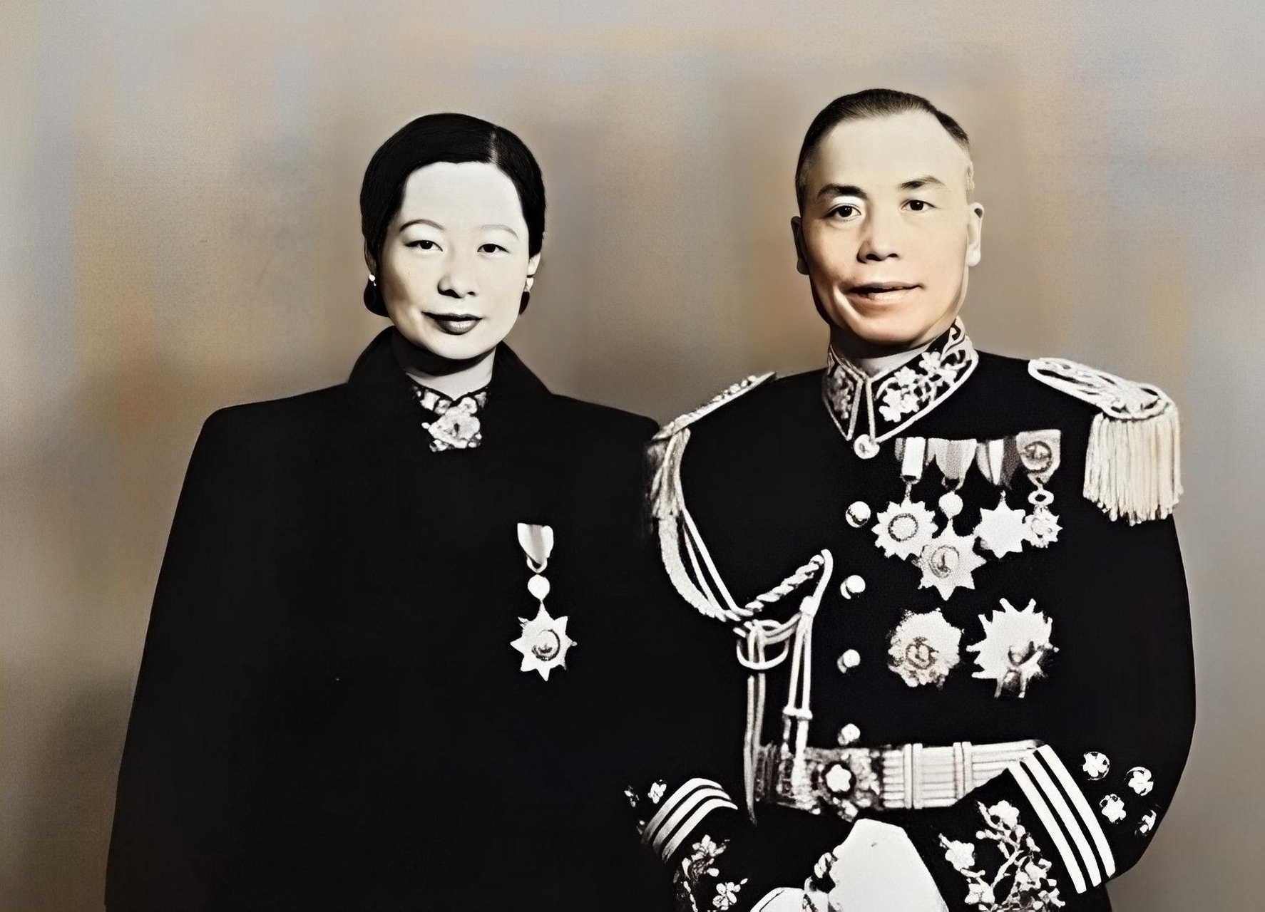 新婚之夜,当李宗仁坐在床上时,胡友松突然哭着说:"你别过来,我们分房