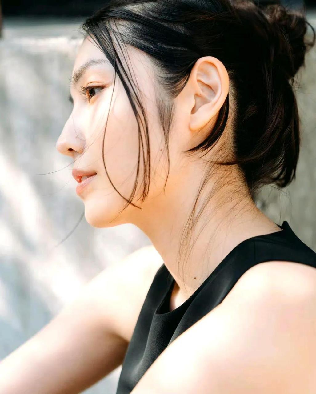 立石晴香这个侧颜拍得真好,皮肤状态也是超美的.