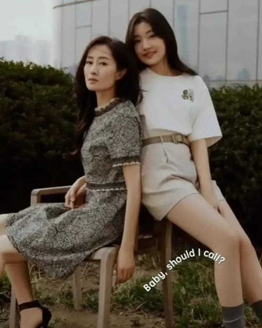 刘敏涛和女儿常玉米母女外出游玩,母亲刘敏涛穿着一件黄色长裙,一头