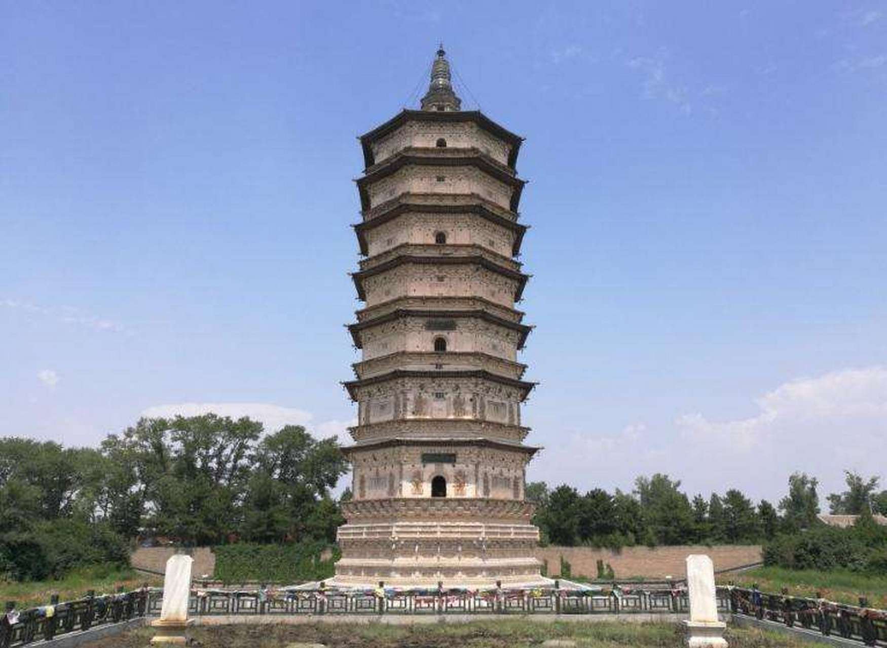 万部华严经塔:因塔身通体洁白又称白塔,位于呼和浩特市东郊18公里的