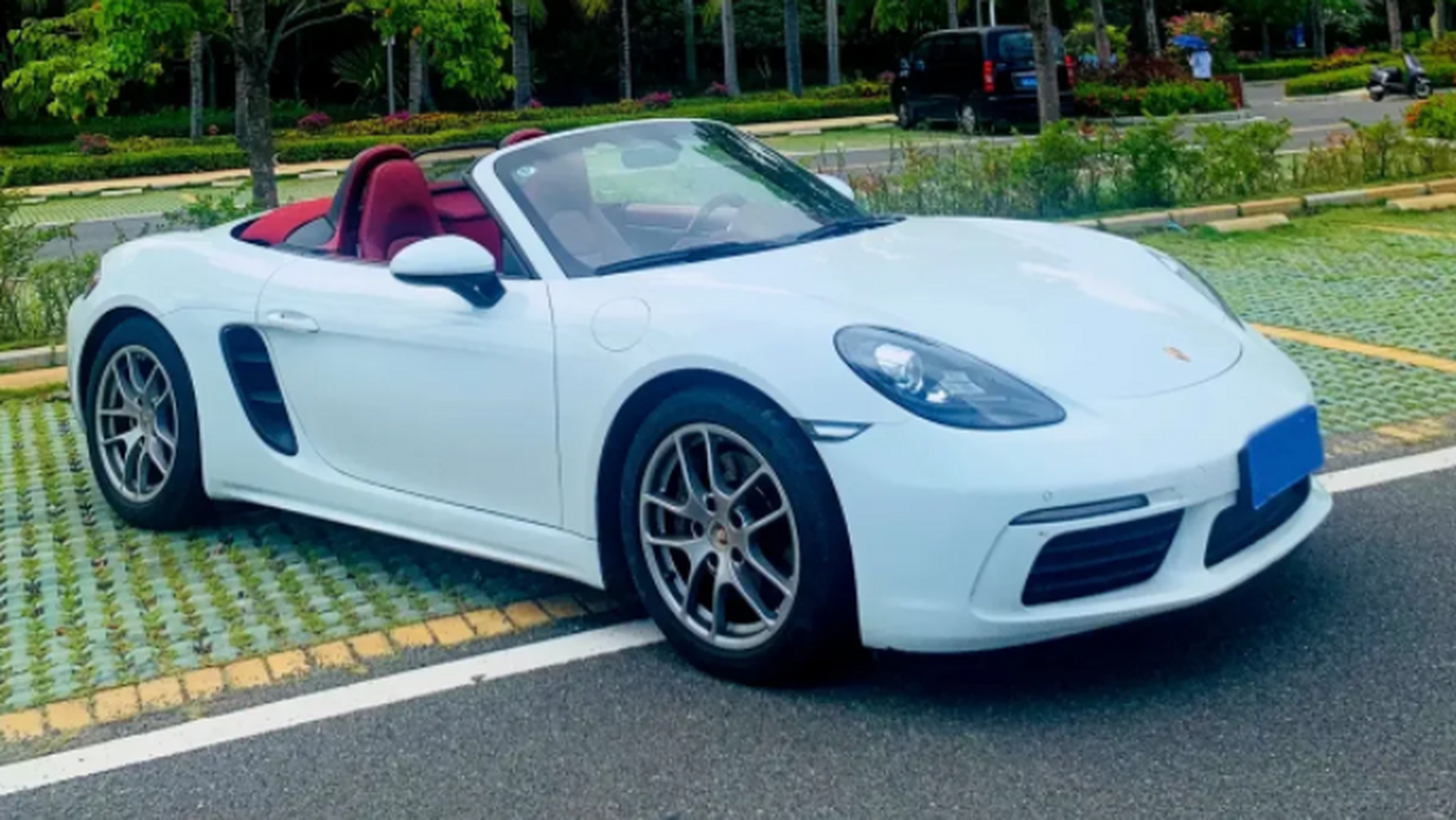 白色保时捷718两座敞篷车 敞篷跑车的阵阵声浪让人肾上腺素飙升,流线