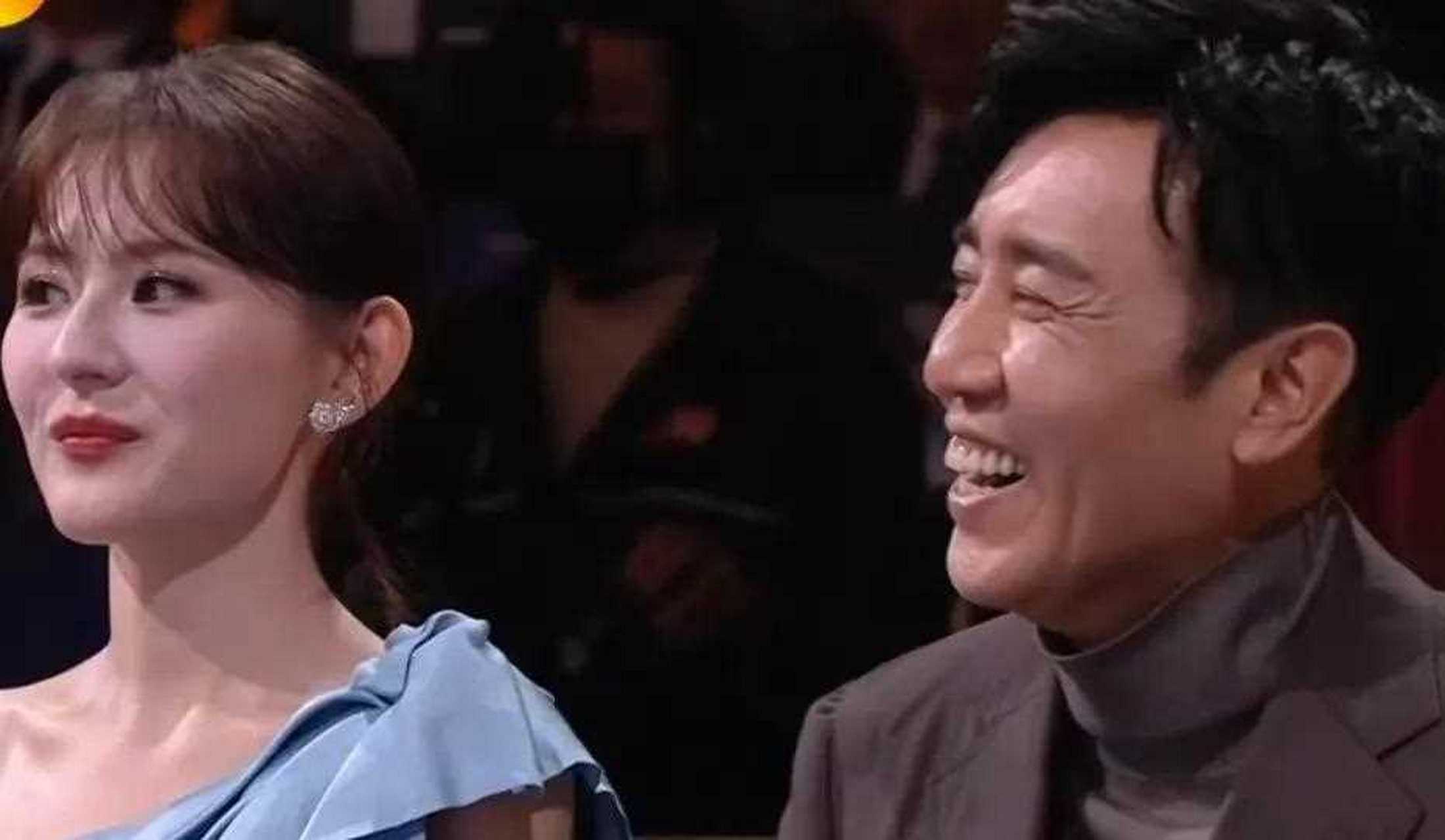 于和伟太搞笑了,这个出场我能笑一天 一手马丽,一手黄小蕾,于和伟拉着