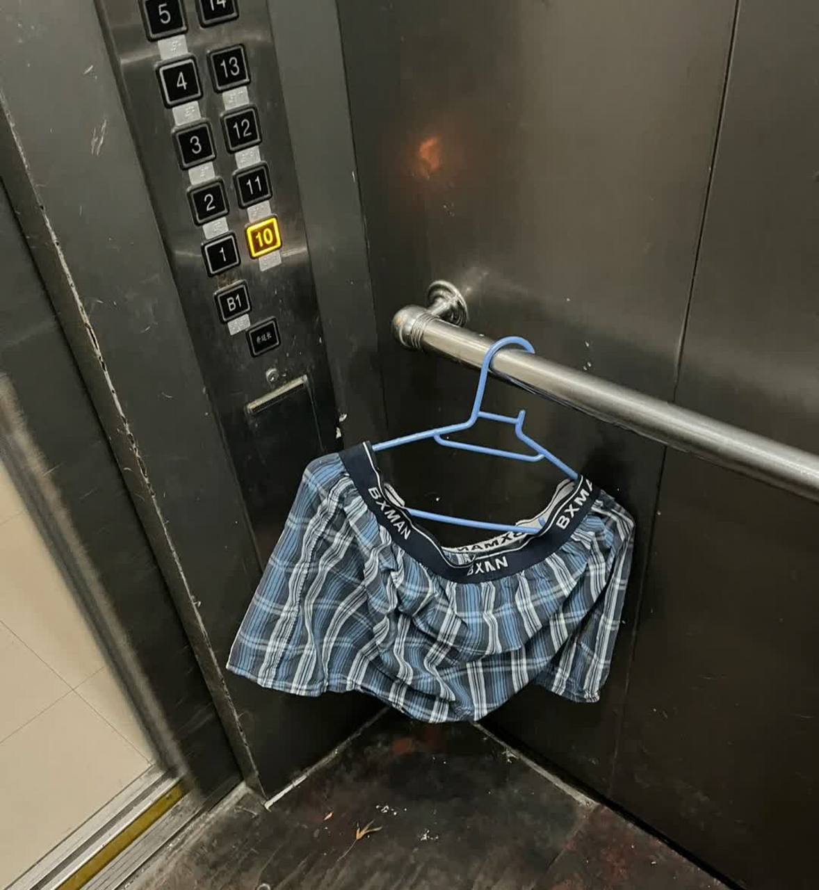 在电梯里晾衣服? 不合适![大笑][大笑]#搞笑