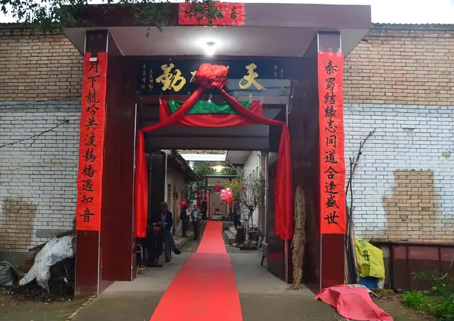 90年代,陕西农村,一对新人正在婚礼上,新郎含情脉脉地看着漂亮的新婚