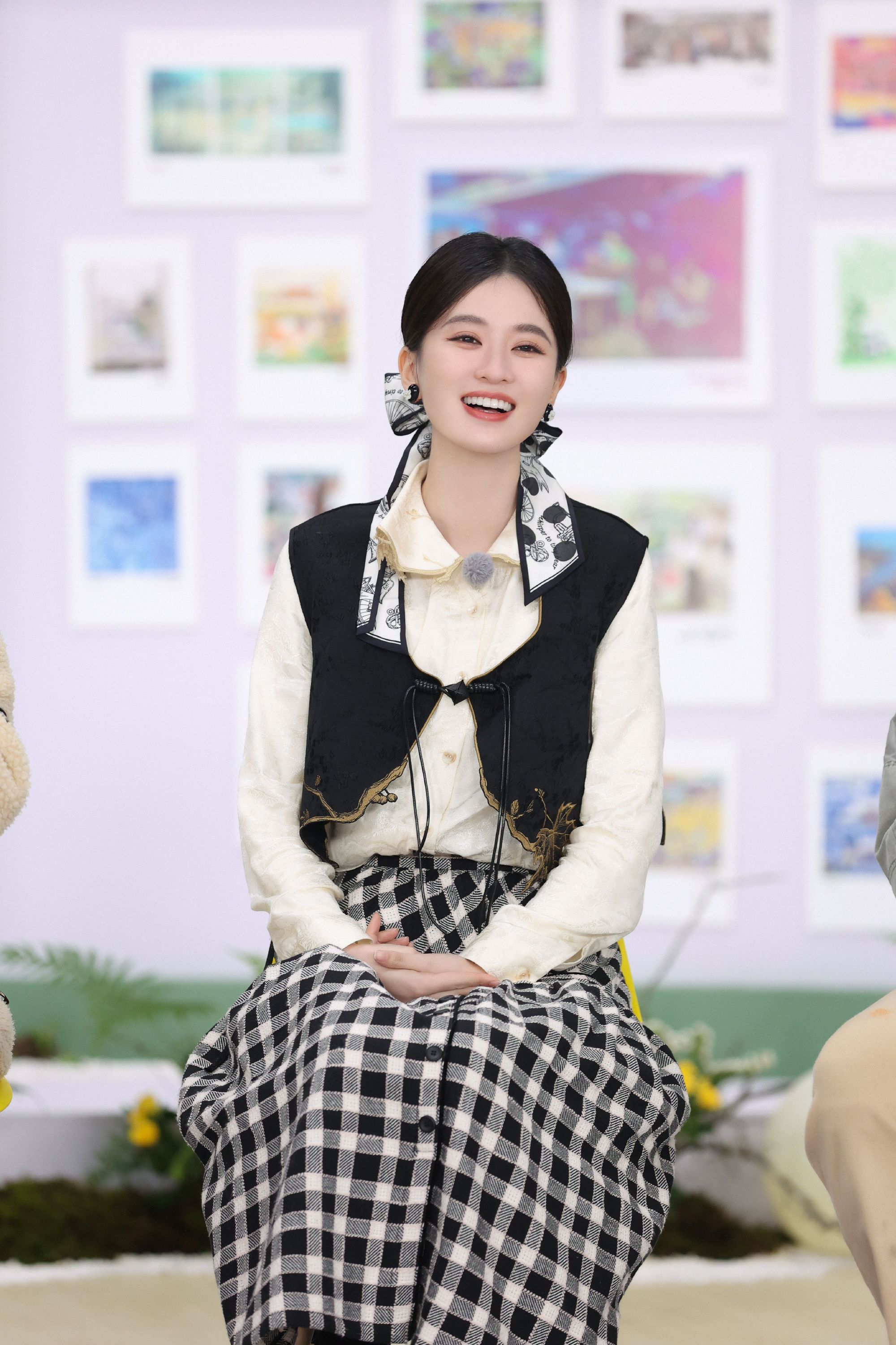 乔欣曝光一组录节目的美图她扎了个低马尾还绑了一个白色加黑色印花
