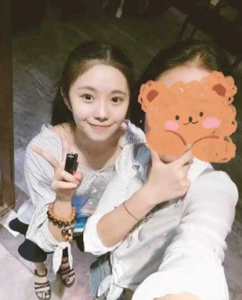 刘浩存大学时和同学的合照,现在她是大名鼎鼎的谋女郎,可是上过春晚的