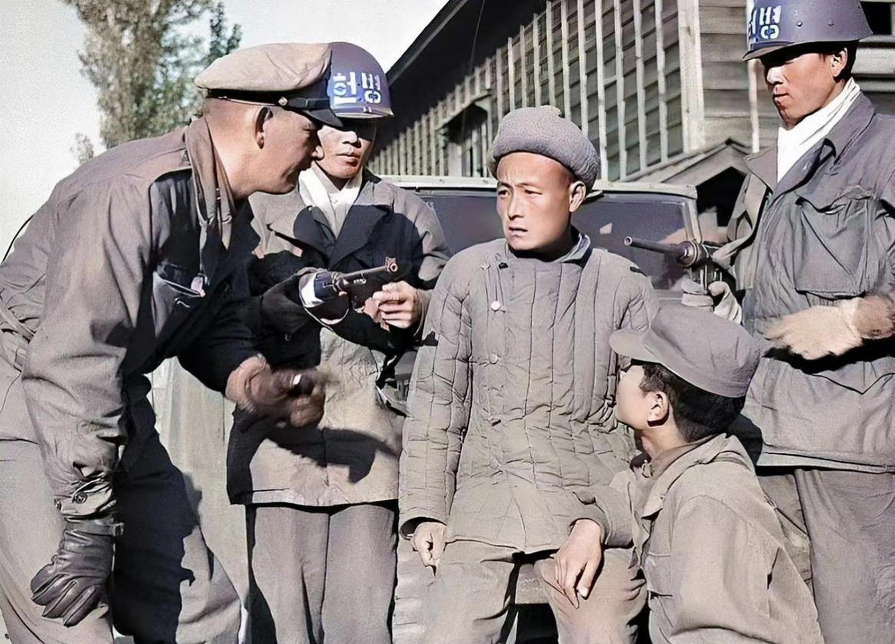 下面這張照片拍攝於朝鮮戰爭期間,照片中美國大兵和韓國士兵正在審問