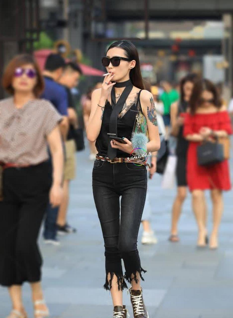 街拍有纹身,戴墨镜的女人,散发与生俱来的独特气质!