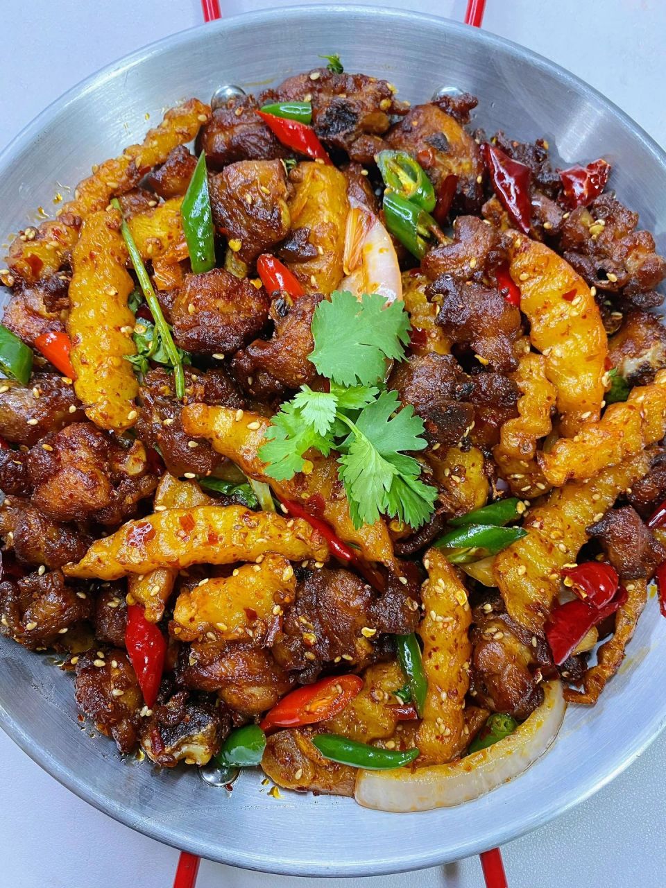 麻辣干锅鸡   麻辣干香 越嚼越香 巨好吃 95食材: 三个鸡腿,一个