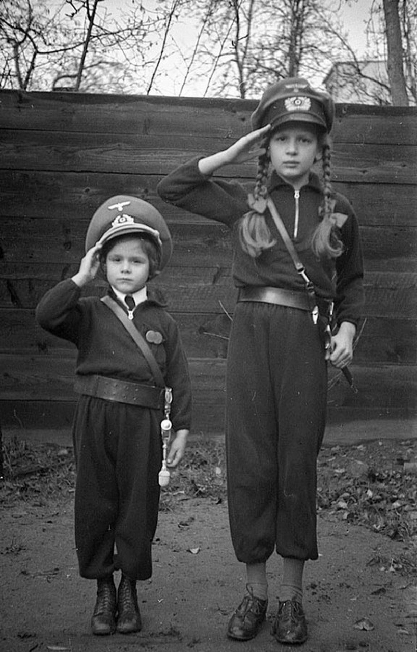 二战时期,一对德国兄妹对着镜头敬礼