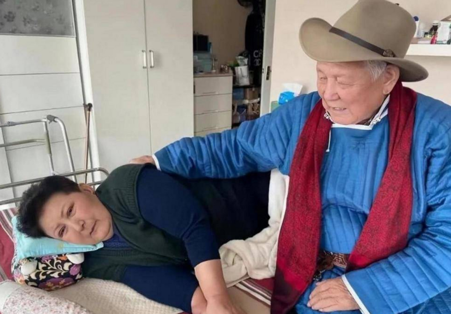 在德德玛病逝后,她的再婚丈夫也在悲痛中怀念着那些难忘的往事.