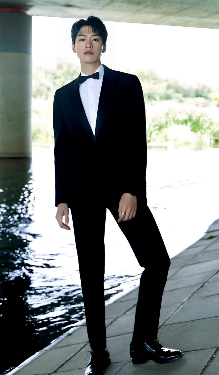 华表奖合影环节,魏大勋直奔c位而去,被一旁的陈飞宇及时拉住拽到了