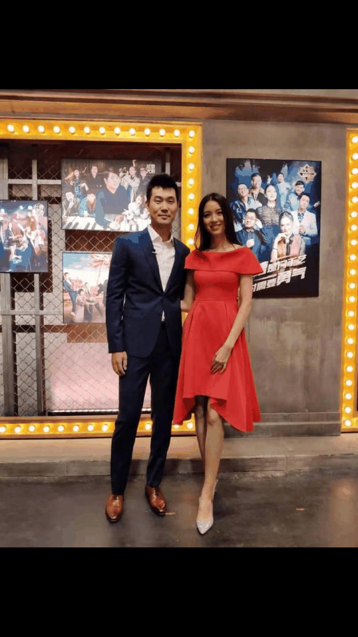 gif创作人# 王仕鹏晒与张梓琳合影:激动不已.