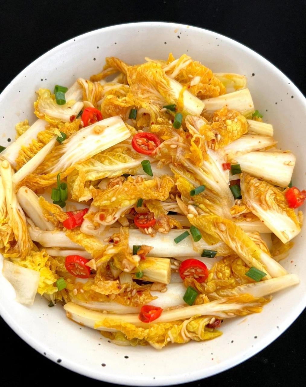 73步骤 15娃娃菜切好洗干净,撒上盐腌出水分 15料汁:热油爆