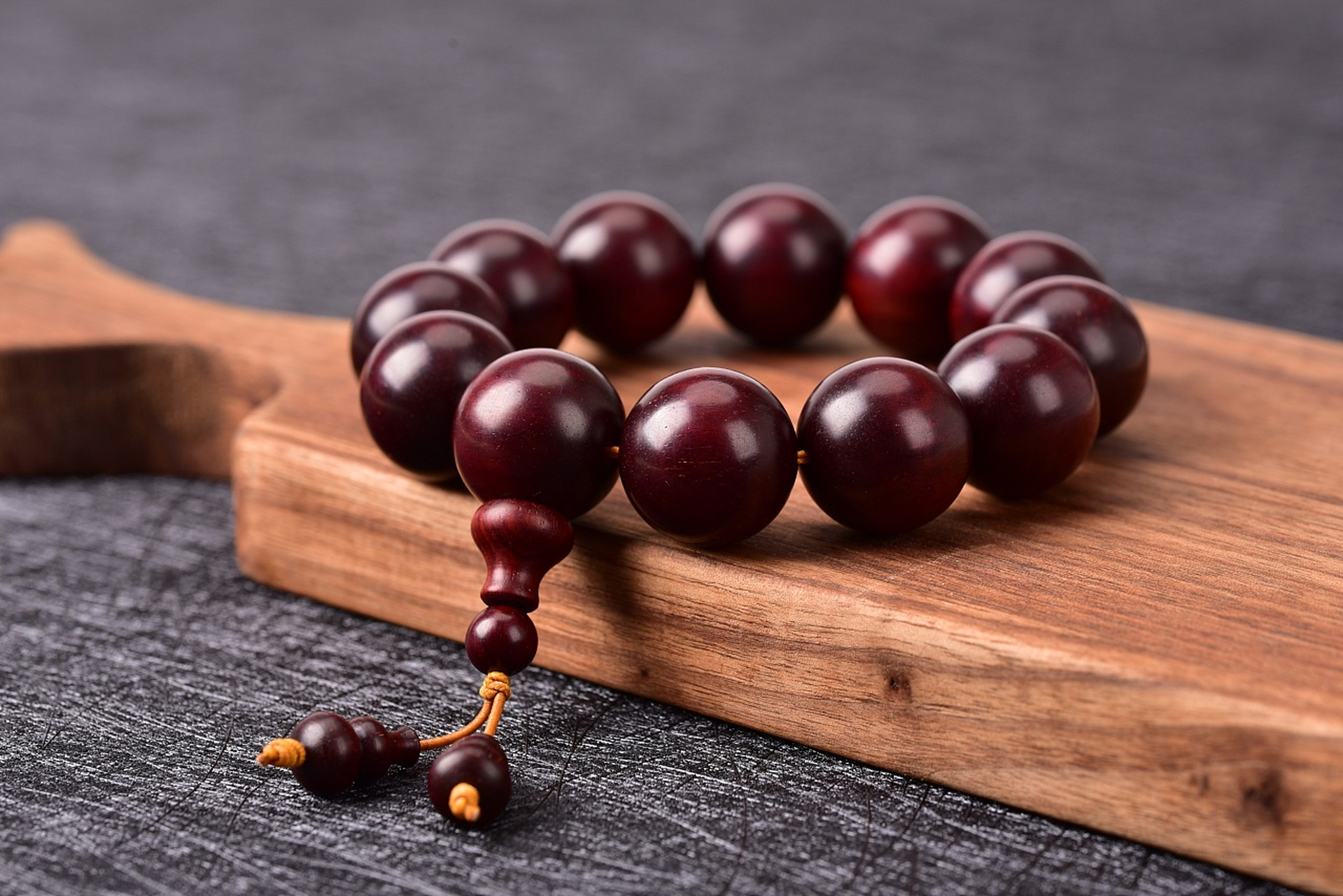 老山檀手串:轻抚一份安宁和清香   老山檀是檀香中的极品,是市场上