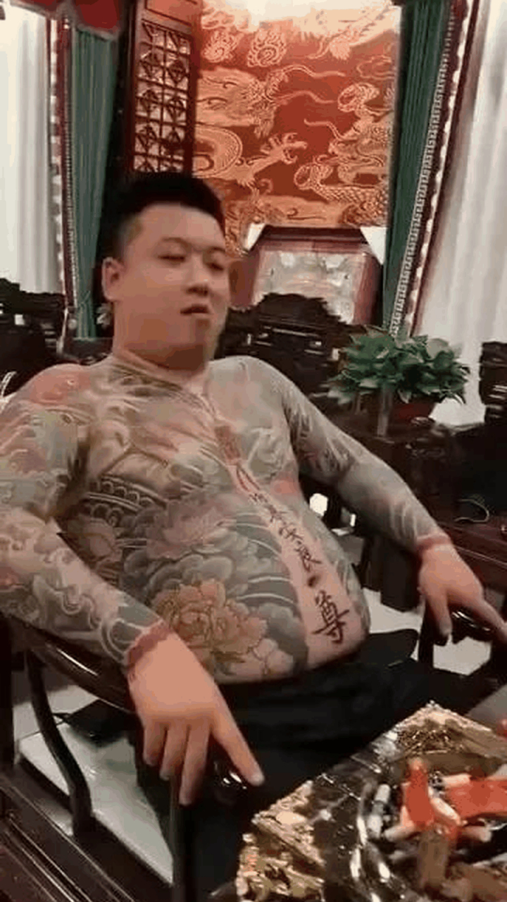 gif创作人# 某平台网红李洪涛和天津李四,线上直播时互相露出纹身上 