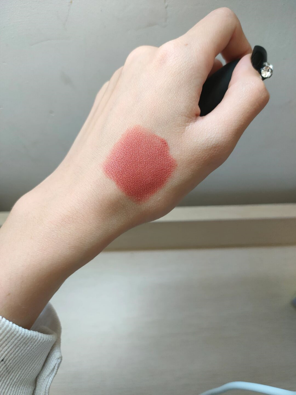 我觉得mac314是一款非常好看的蜜桃乌龙色口红,它的颜色低饱和,罚常