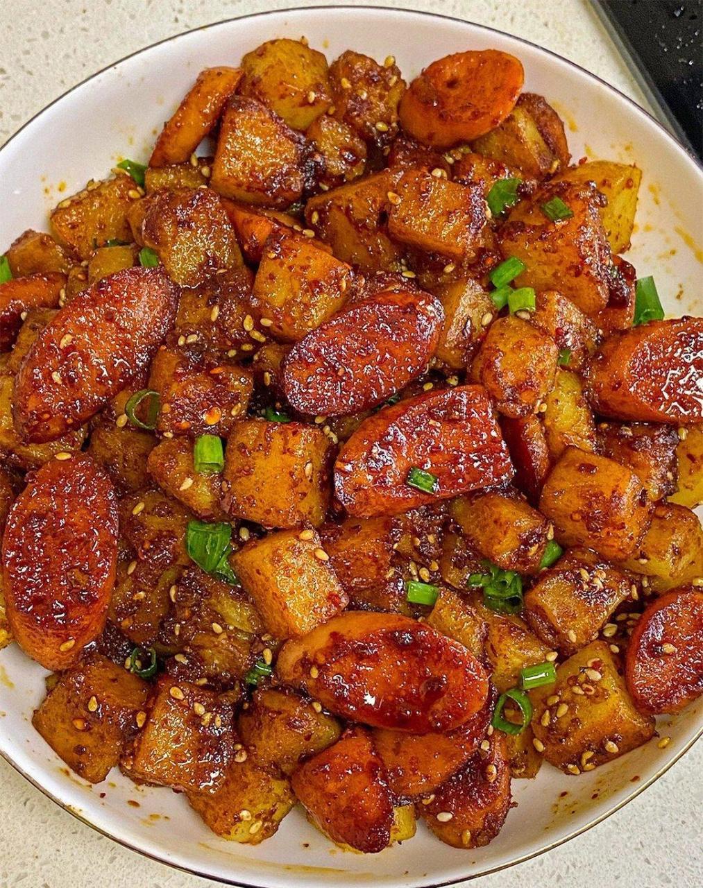 下饭菜孜然香肠土豆丁,土豆软糯,香肠外焦里嫩,吃一口香辣过瘾,忠要