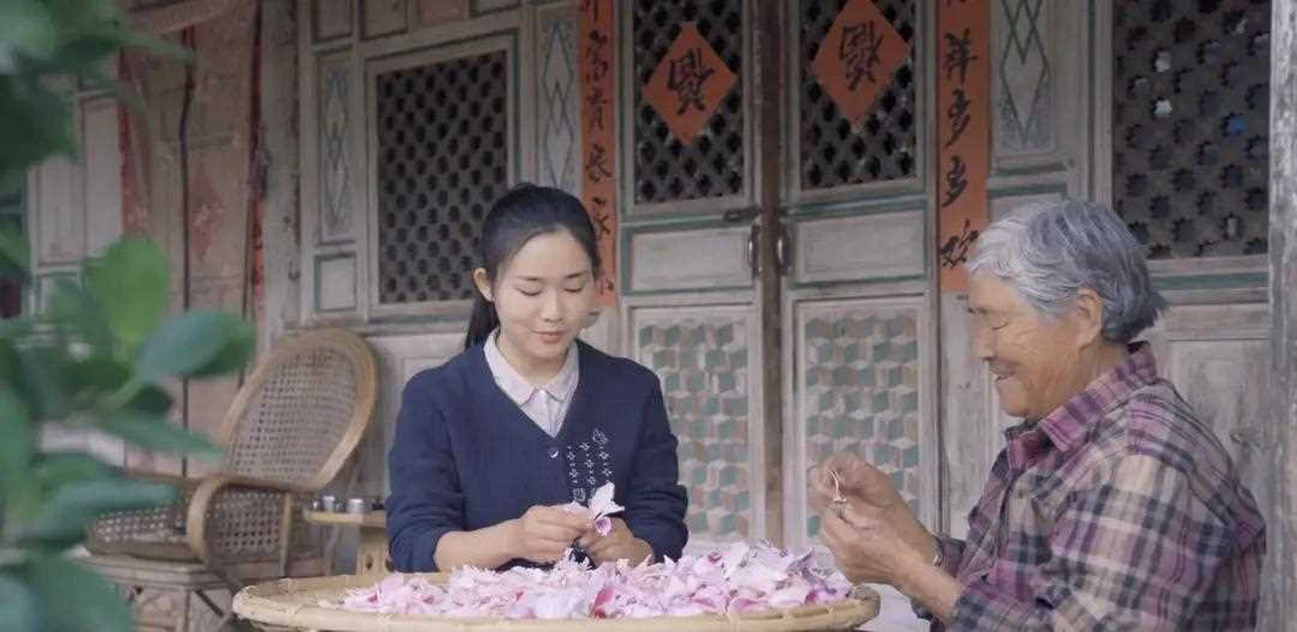 滇西小哥叫董梅华,是西瓜视频作者,主要拍摄美食以及她家乡云南的美景