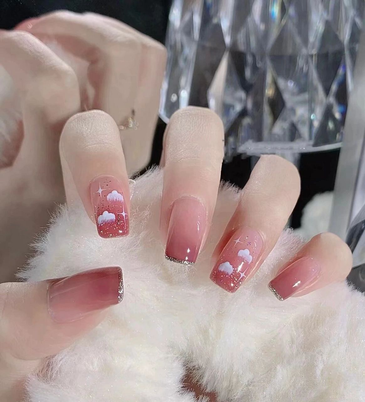 春季高级感温柔美甲 敲仙气山茶花来啦 hin 自然的裸粉底色呀~ 薄涂