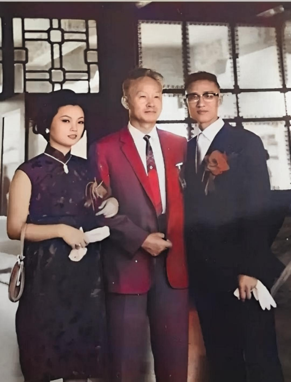 这是一张罕见的照片,1966年,孙立人·将军穿着西装参加养子·李严的