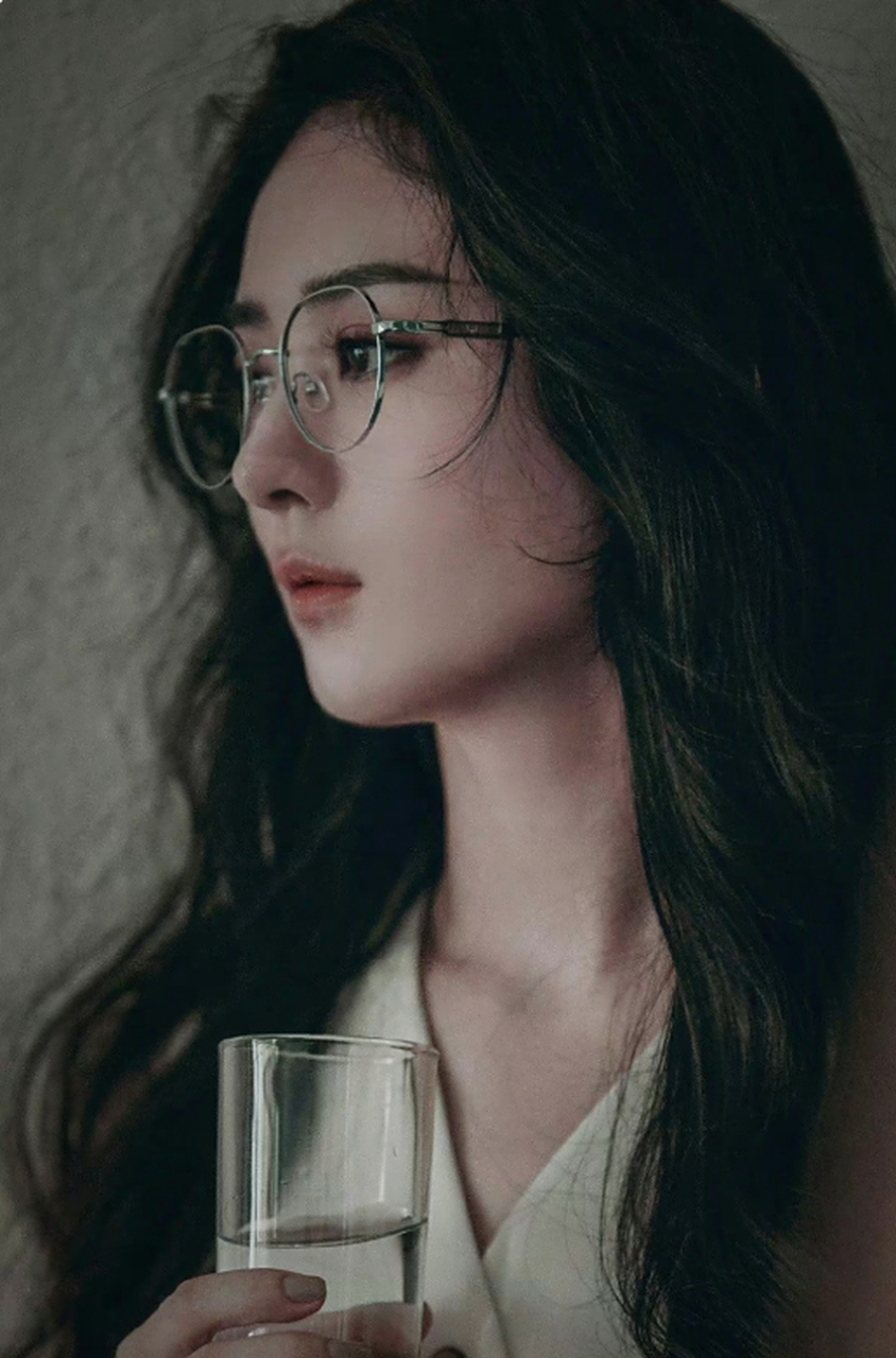 赵丽颖新代言来了:陌森眼镜  这个眼镜品牌选的代言人都是很火的那种