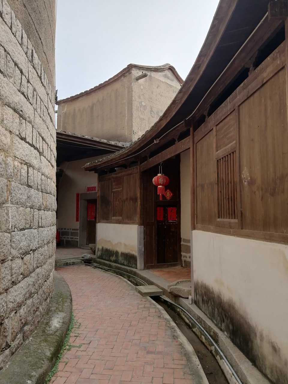 锦江楼位于漳浦县深土镇锦东村,由清乾隆年间闽商人林升泽所建.