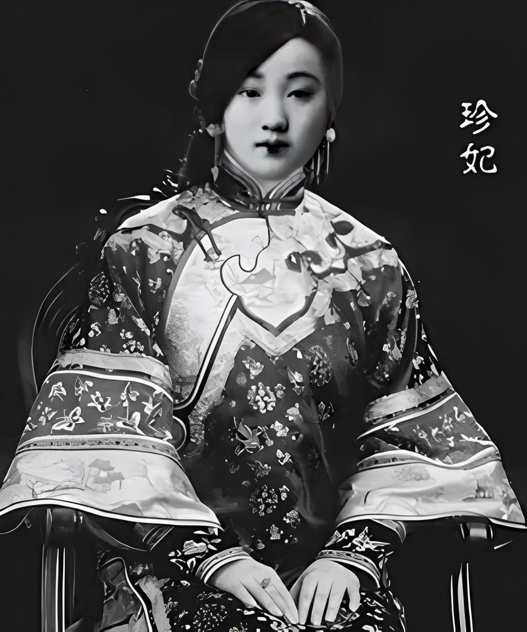 这位相貌身材温柔多情的清朝美女叫珍妃的几张照片,她是光绪帝的为妃