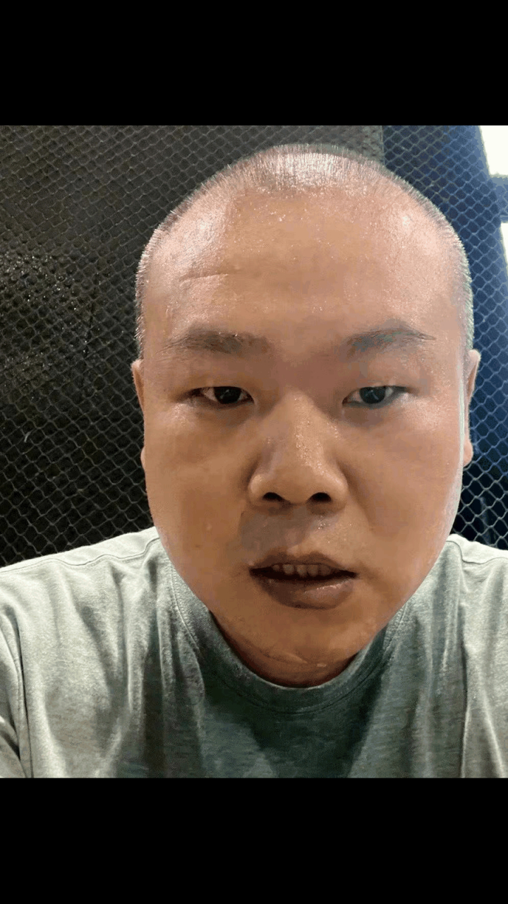 gif创作人# 岳云鹏近照:头秃的没几根毛,白发尽显,脸上肉也下垂!