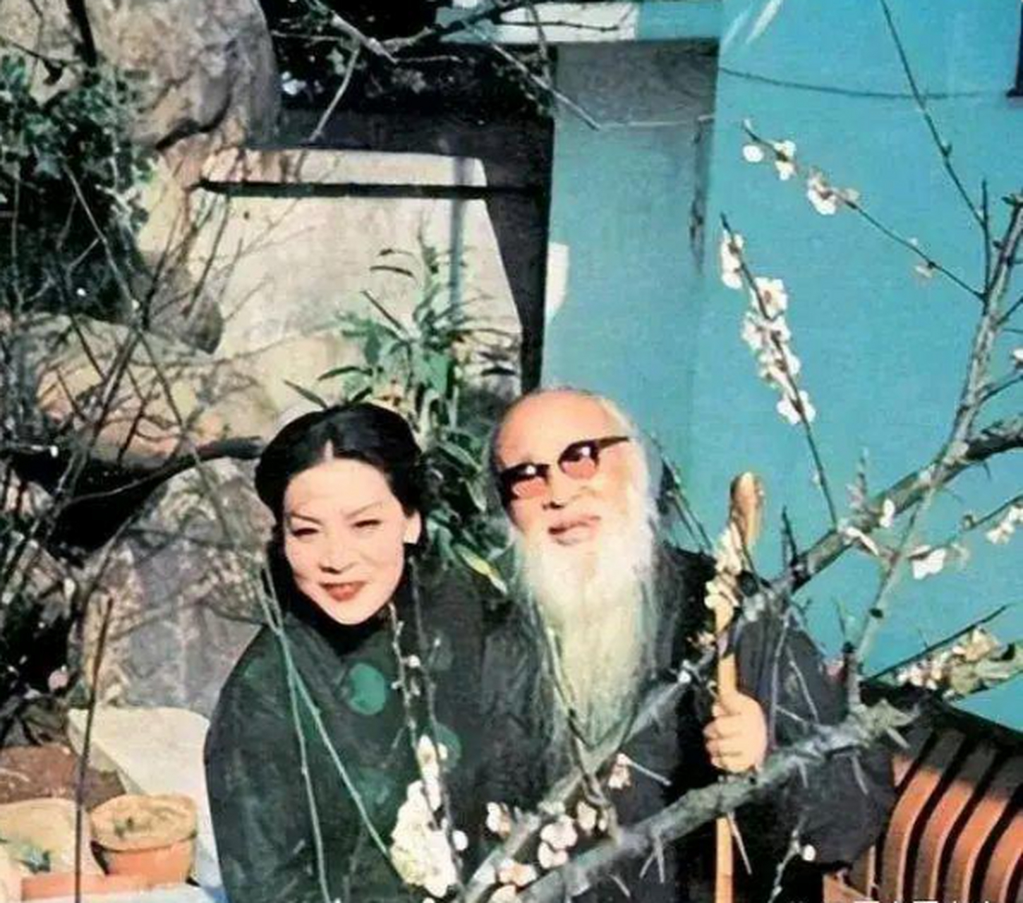 他的第四任妻子叫徐雯波,比张大千小30岁,她原本是张大千大女儿的同学