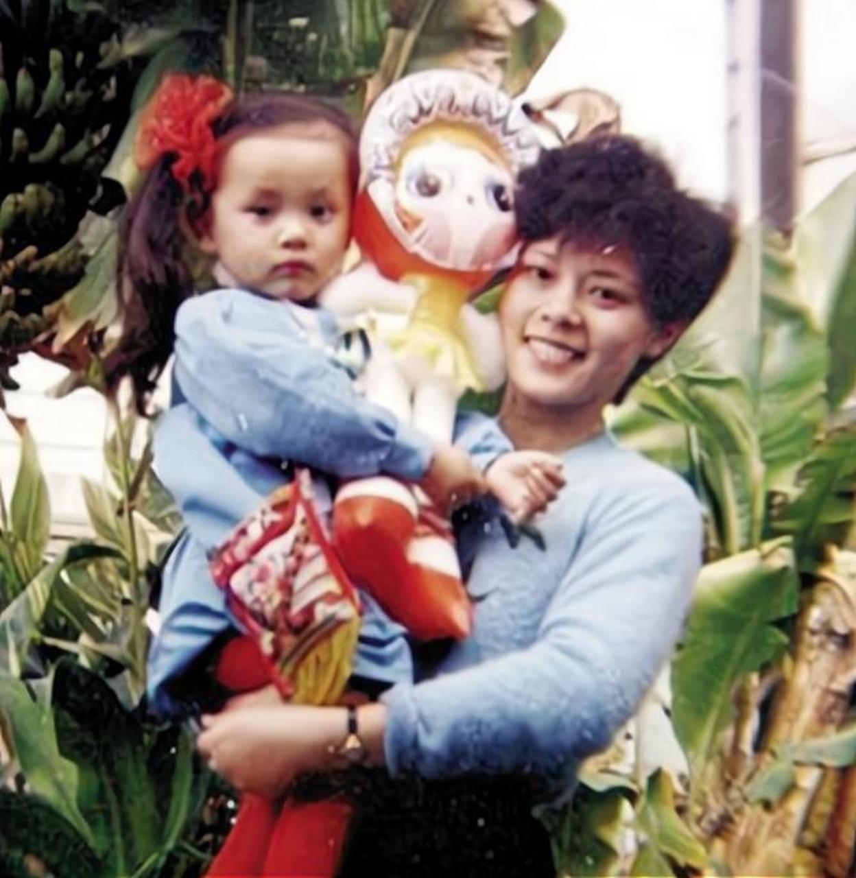 当年,孙俪的父亲在得知妻子生下女儿后,将她们扫地出门,转身另娶,这让