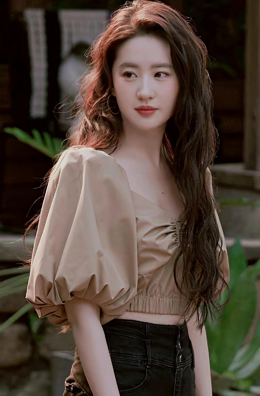 刘亦菲大波浪配上这套衣服看着挺舒服!