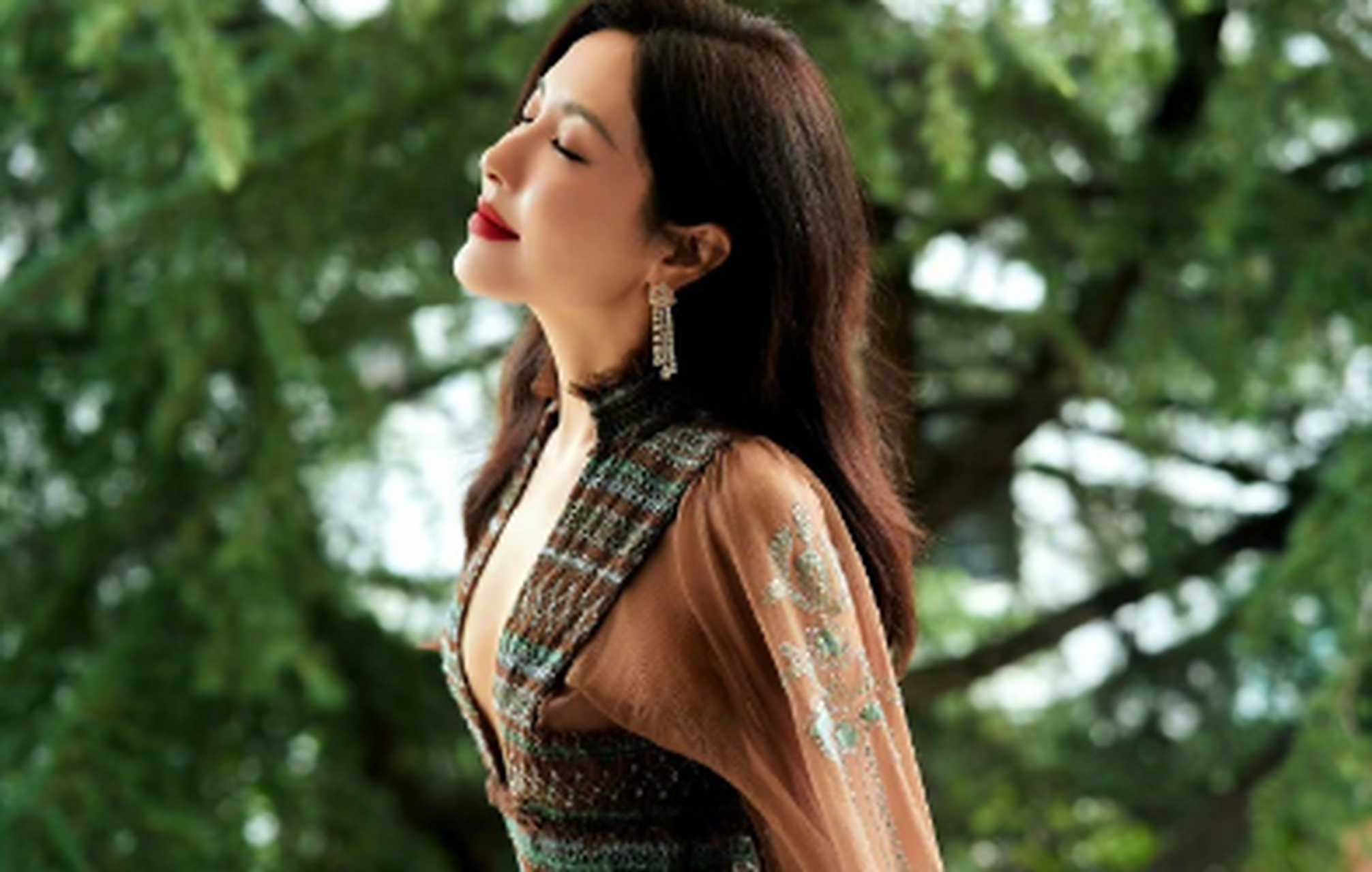 曾黎最近好多作品要上了,有电影《一闪一闪亮晶晶》,电视剧《偷偷藏不