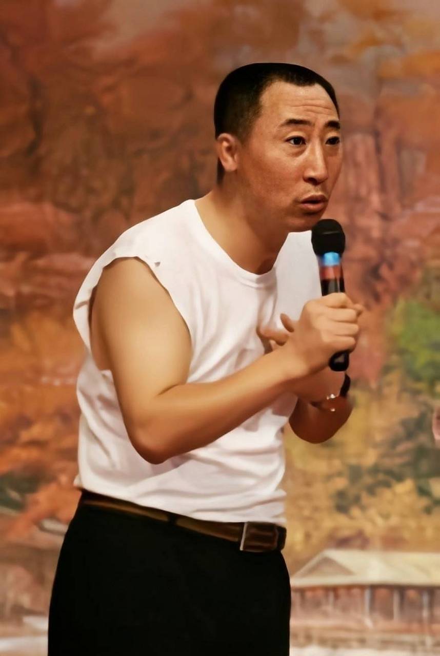 2016年,赵本山突然接到电话,爱徒张小光骑摩托车,在高速路口发生意外