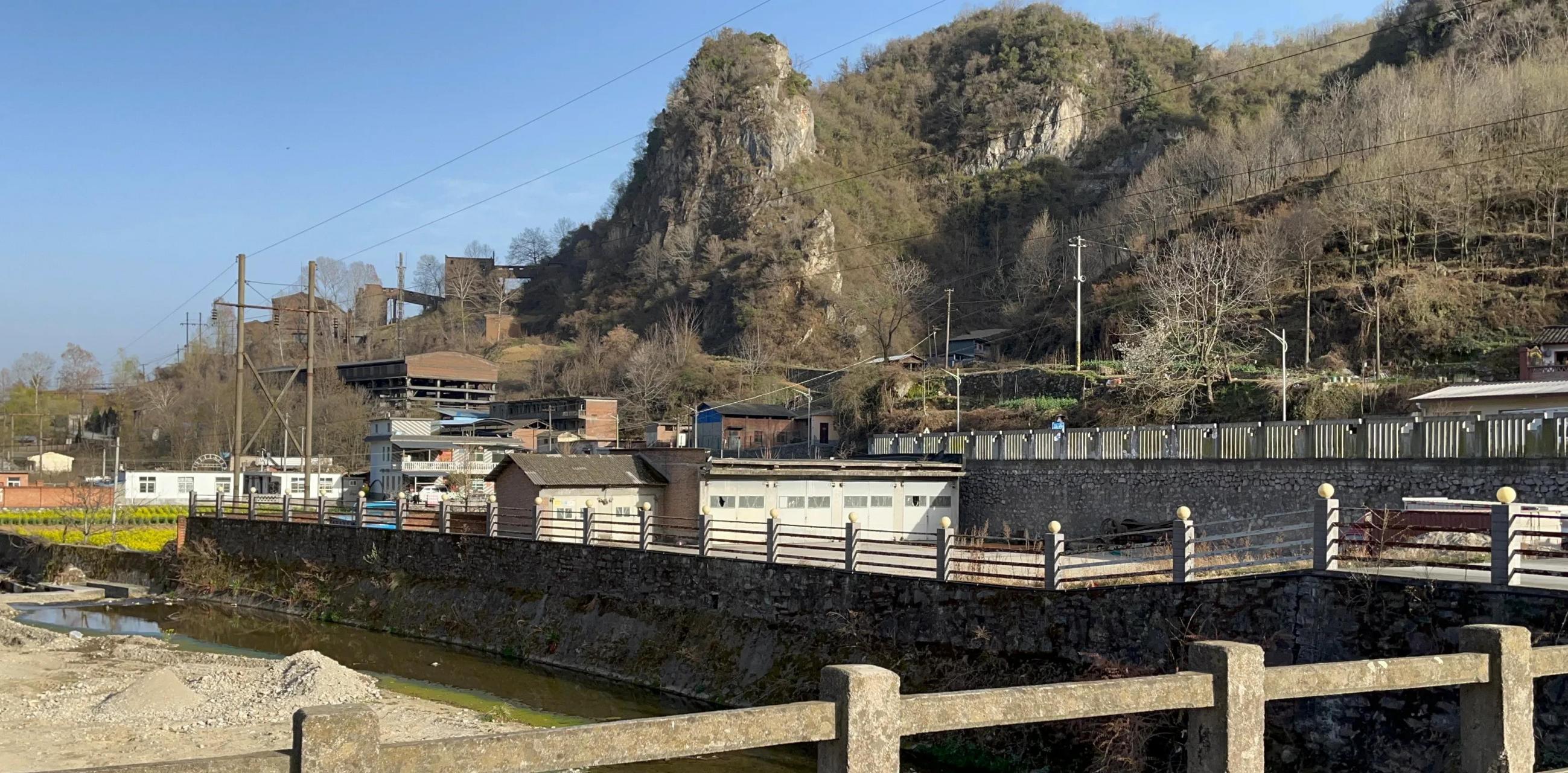 在陕西略阳县横现河镇以西的金家河,有一处至今保存非常完好的三线