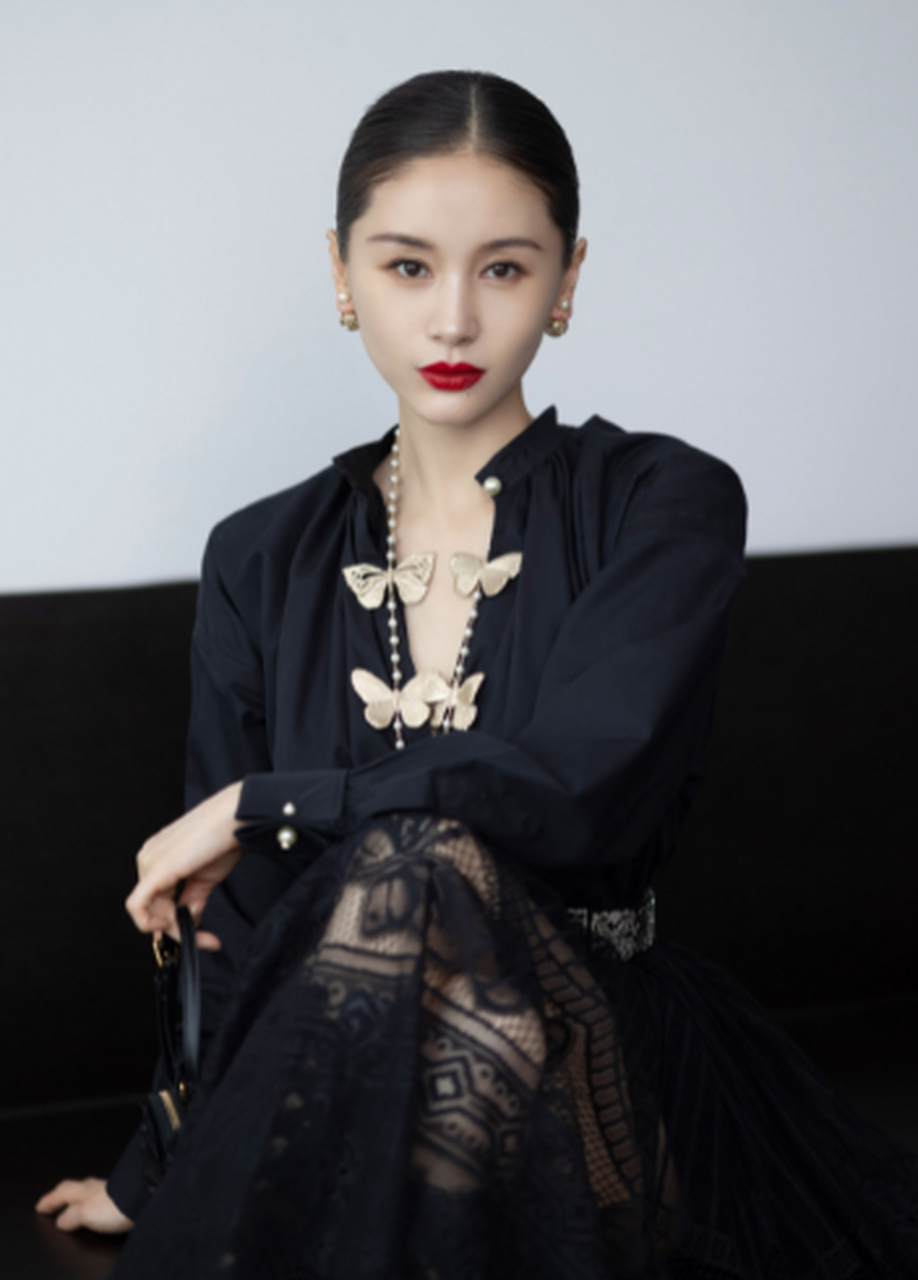 在这组照片中,王子文身穿一件黑色薄纱裙,一双美腿若隐若现,盘发抹