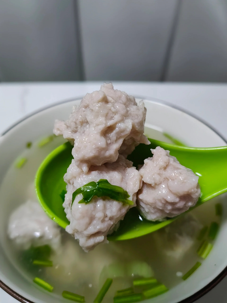 水汆丸子汤~无滤镜版  首先,搅拌肉馅的时候要顺一个方向搅拌,这样