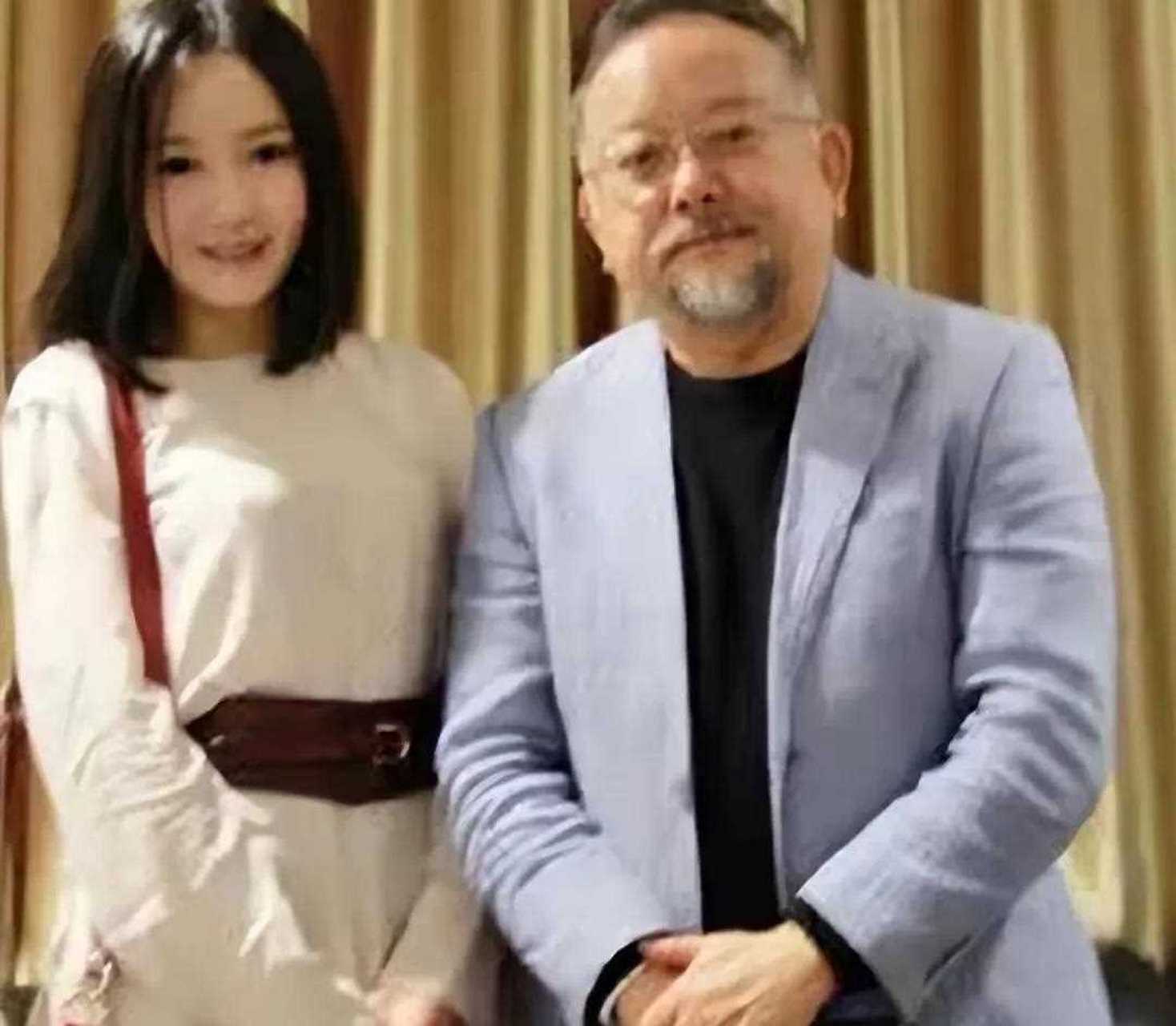 老来得子,王刚比谁都高兴.