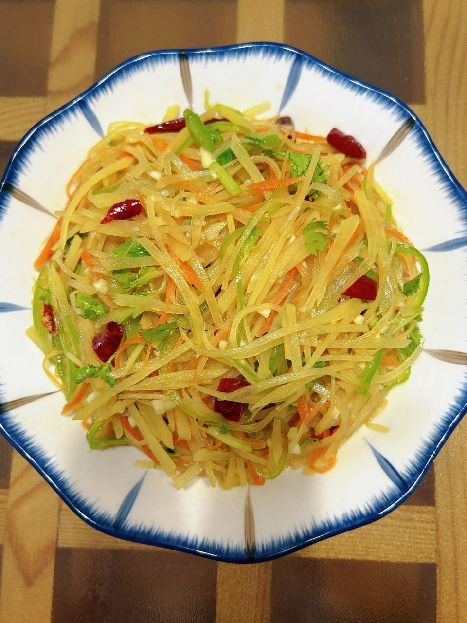 土豆一个,尖椒一个,胡萝卜半根,蒜末,香菜,干辣椒 做法:1,土豆切丝侵