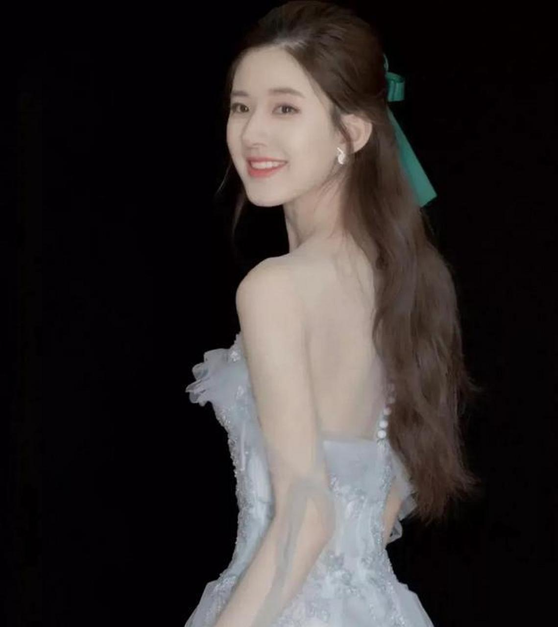 小仙女赵露思,乌发披肩,米白色露肩礼服裙,精致的五官,仙仙的