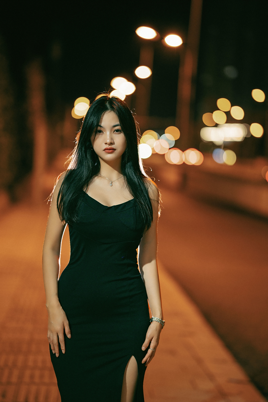 黑色的高跟鞋在石板路上敲击着寂静的旋律,她的步伐优雅而坚定.