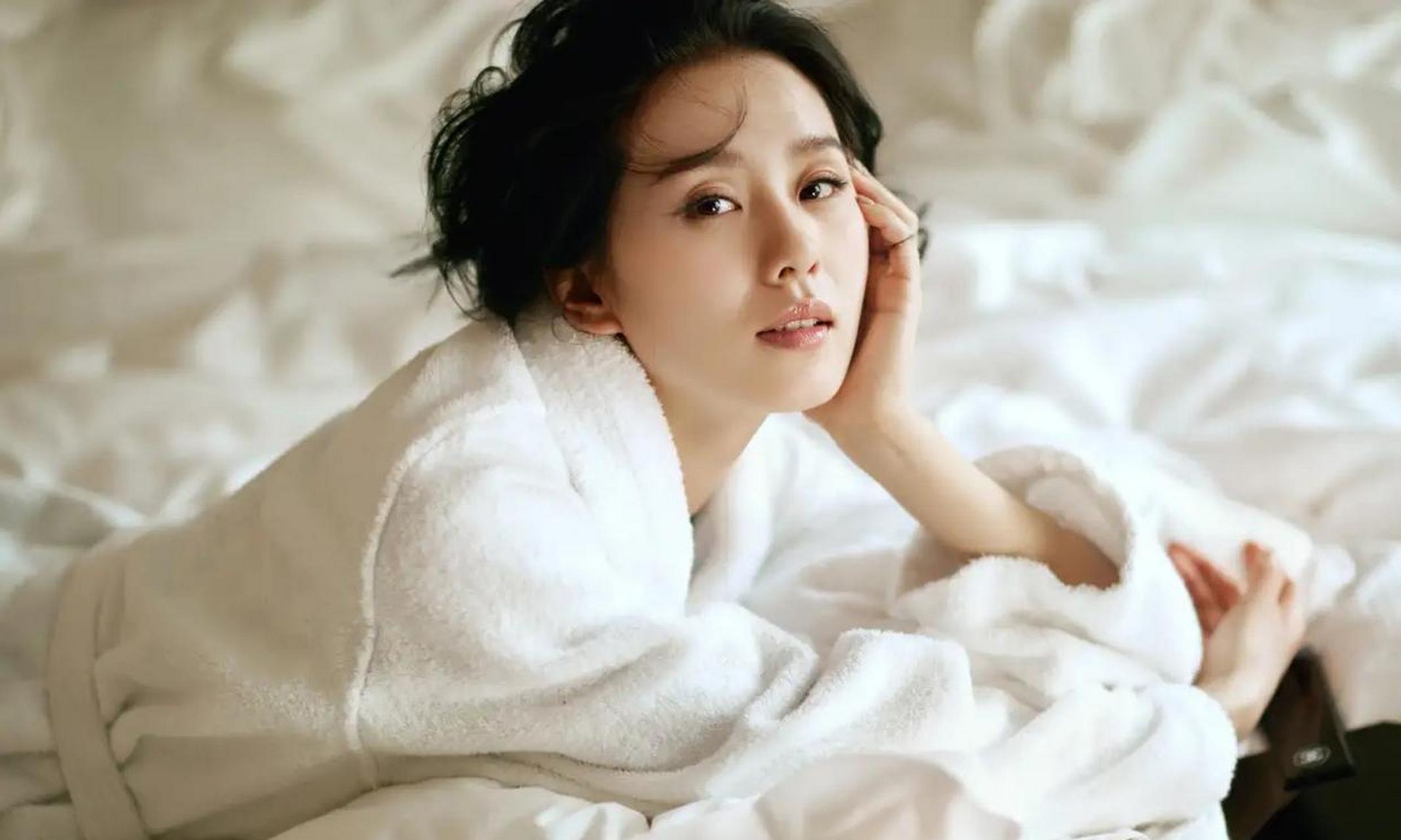 刘诗诗是属于清秀淡雅温婉气质型的 脸型五官整体柔和温婉,加上她从小