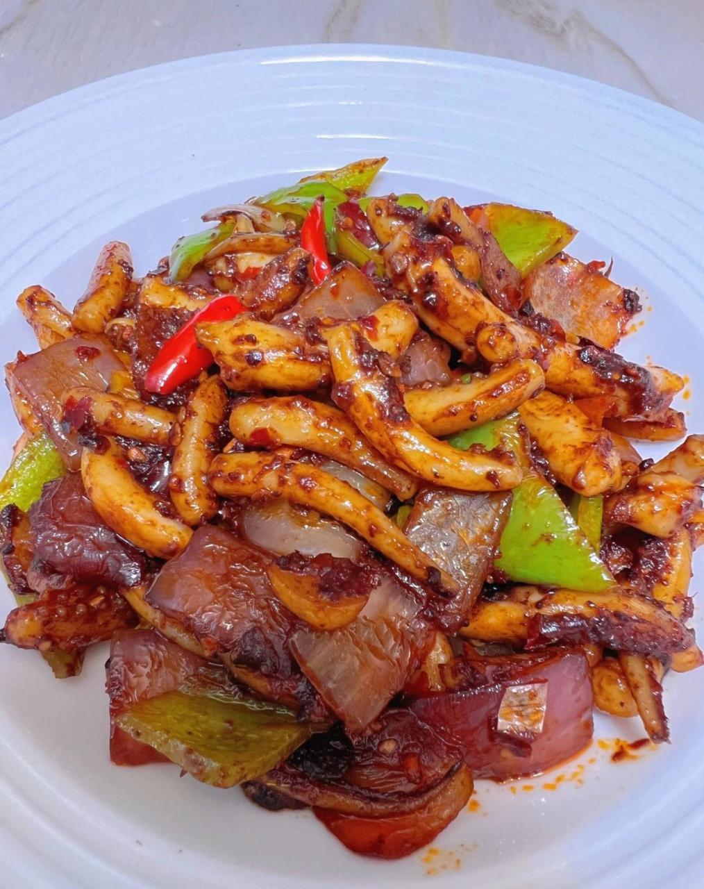 辣炒鱿鱼须 食材: 鱿鱼须,葱蒜,圆葱,青红椒随意 步骤: 1,水开加料酒