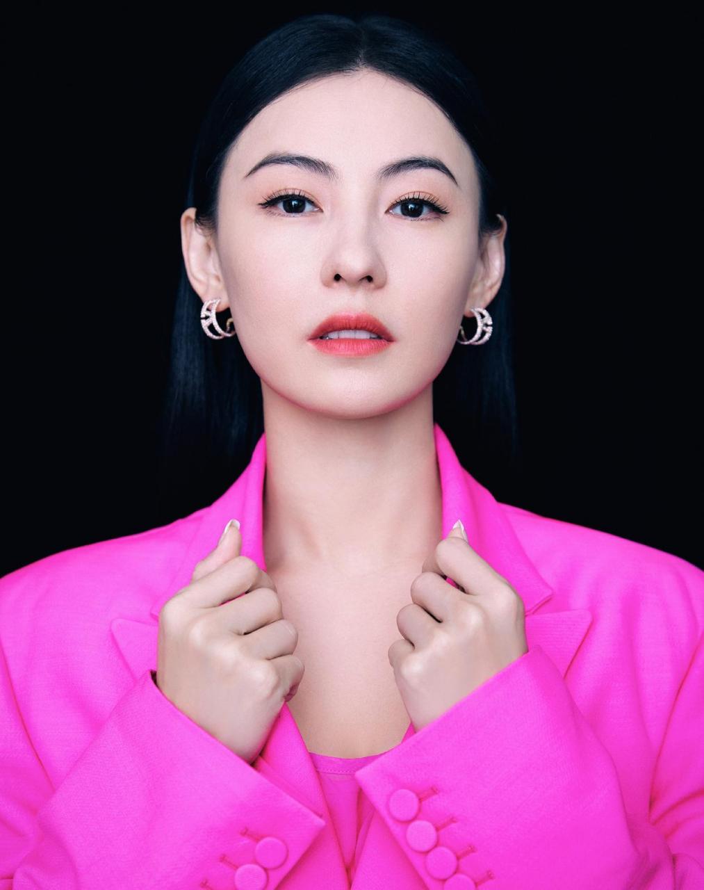 张柏芝芭比粉造型大片,乌黑长发顺直浓密,粉红色亮眼西装与整个人气质