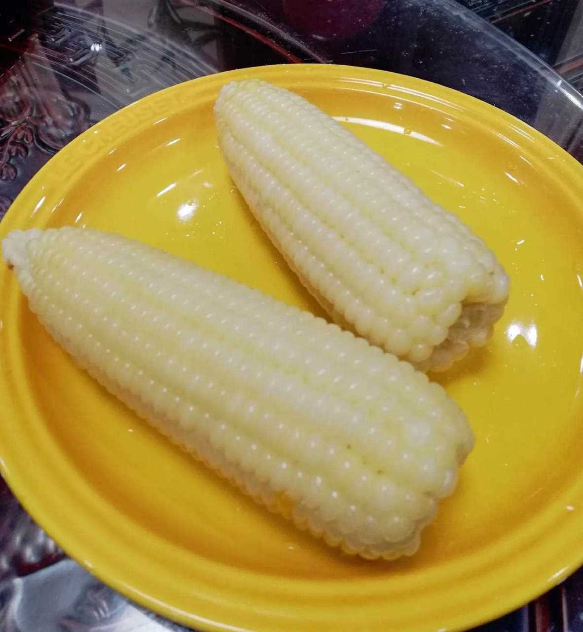 今天煮的热气腾腾的白糯玉米,晶莹剔透,软糯香甜,非常美味.[委屈]